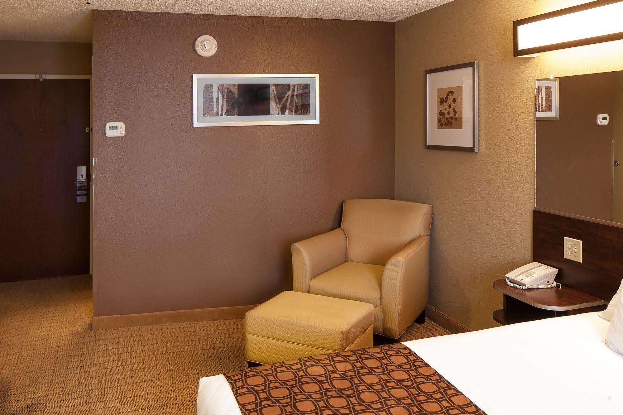 Microtel Inn & Suites By Wyndham St Clairsville - Wheeling St. Clairsville Екстериор снимка